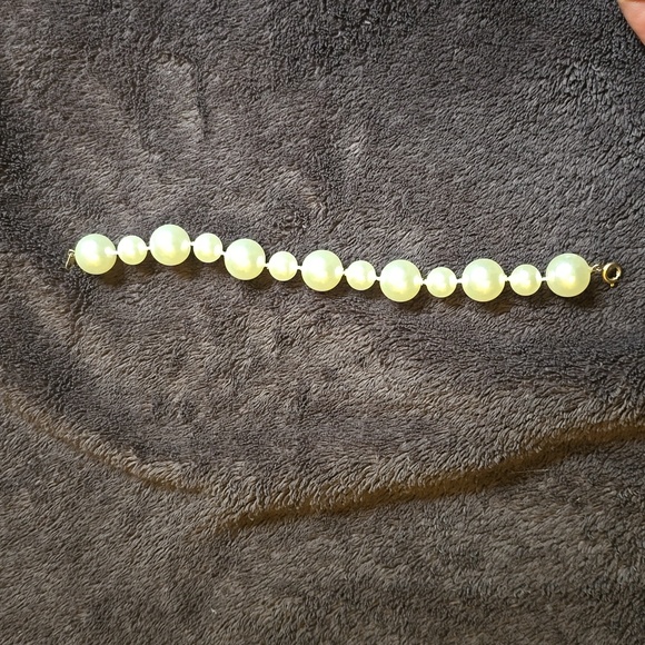 EUC - Vintage Faux Pearl bracelet with clasps 6.5" long - Picture 4 of 7